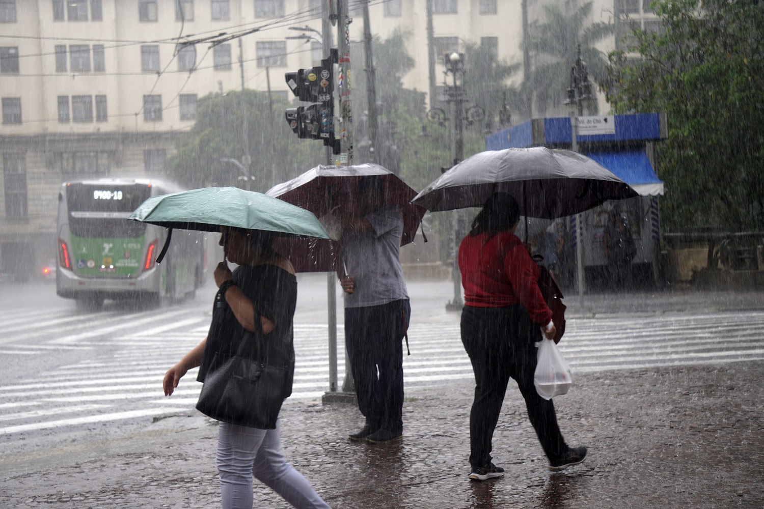 Tempestade destruiu seu carro ou queimou eletrodomésticos? Veja qual seguro cobre